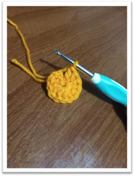 crochet christmas baubles – step 8