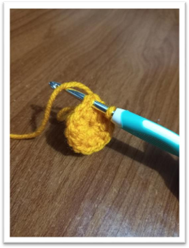 crochet christmas baubles – step 9