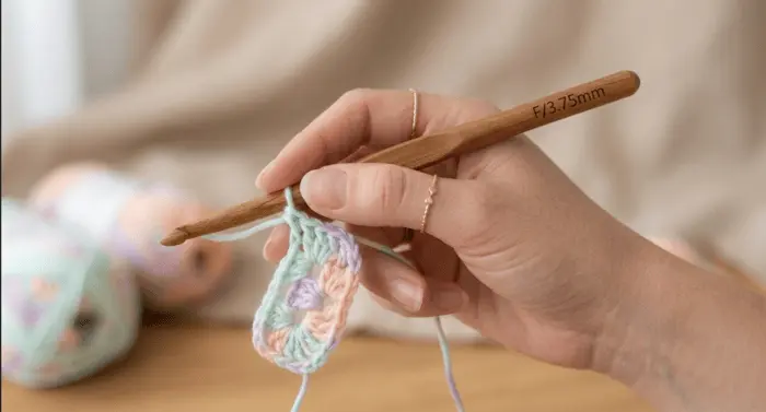 how to hold a crochet hook – step 3