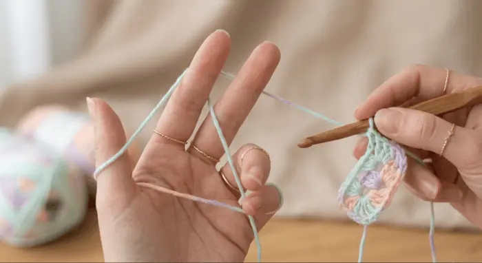 how to hold a crochet hook – step 4